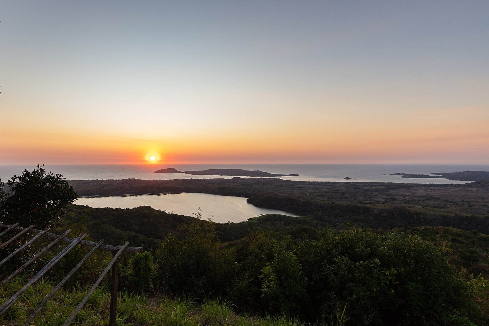 Coucher de soleil sur les lacs de cratère depuis le mont Passot