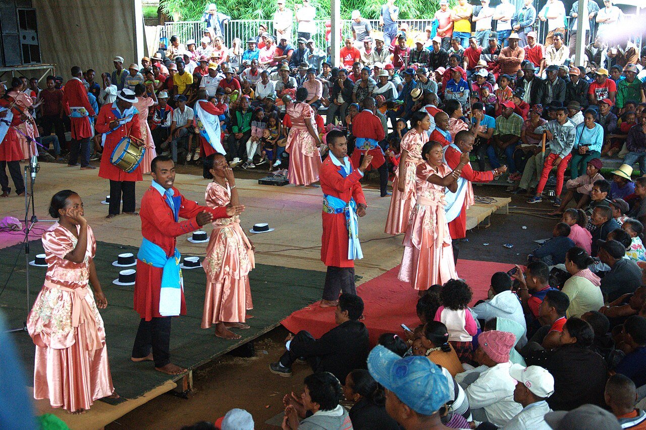 Danseurs en tenue traditionnelle malgache