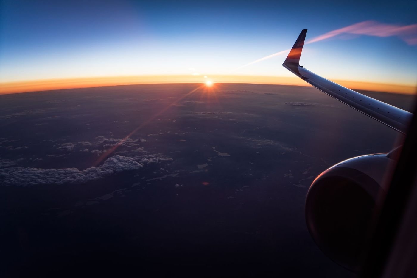 Lever de soleil vu du hublot d’un avion