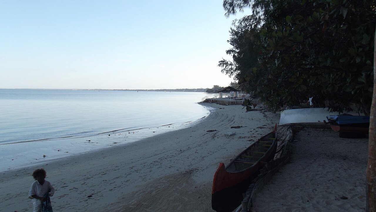 Plage d’Ifaty et pirogue vezo au sud-ouest de Madagascar