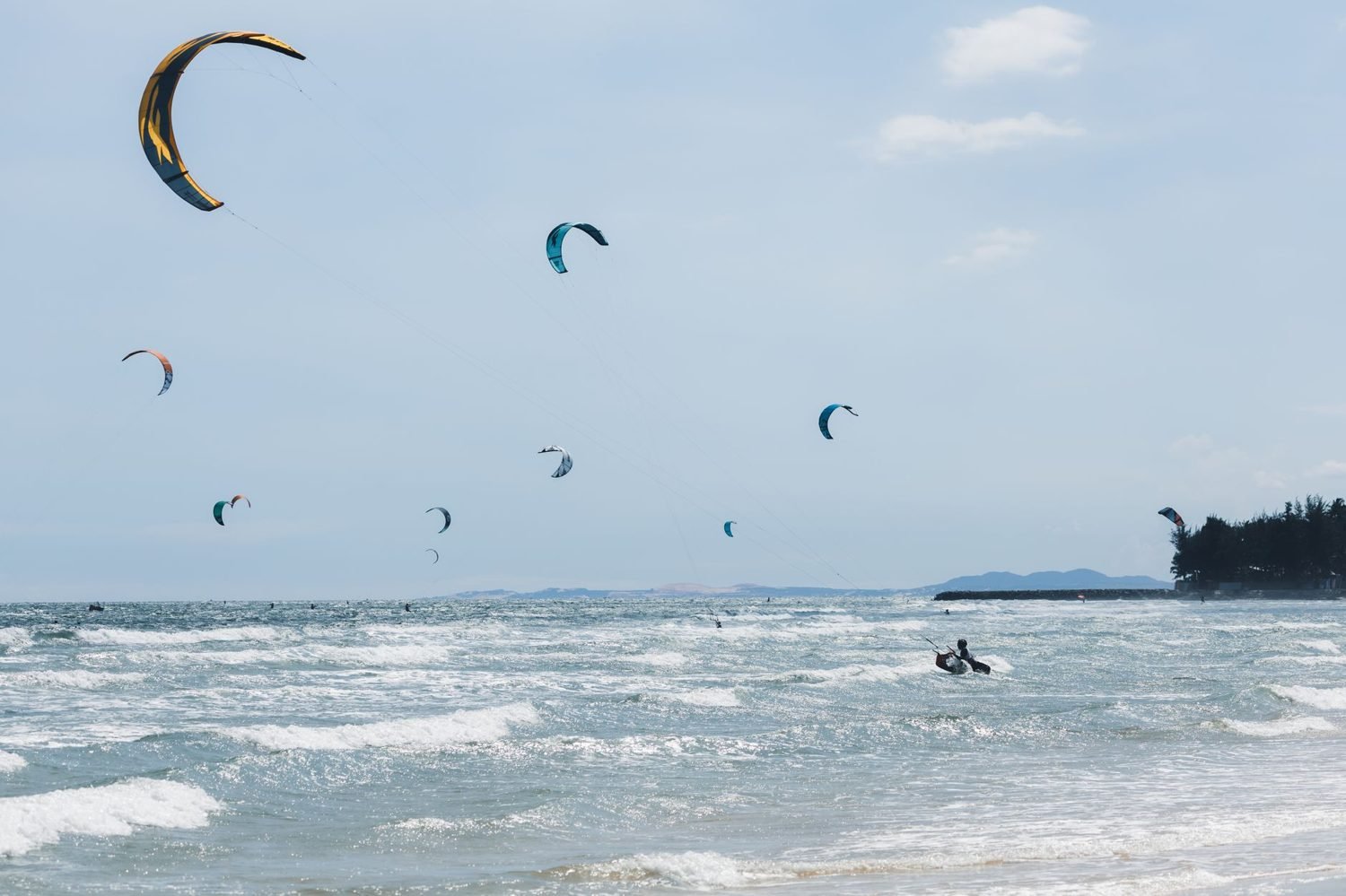 Kitesurfeurs sur un plan d’eau ouvert