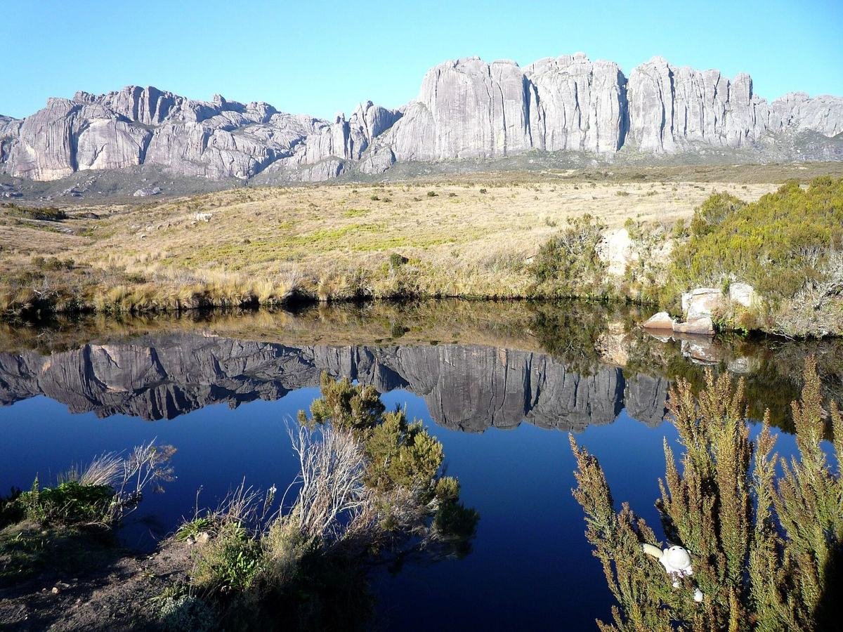 Lac et falaises du parc de l’Andringitra