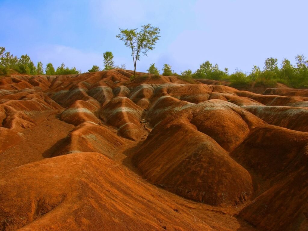 Terres rouges érodées, à l’image des tsingy rouges de Diego