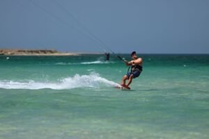 Kitesurf sur les eaux turquoise de la baie de Sakalava