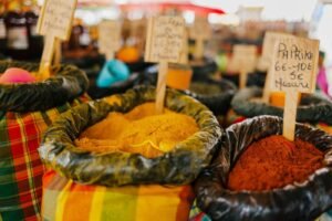 Étals d’épices colorés au marché de Diego-Suarez