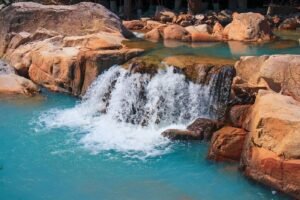 Cascade et piscine naturelle turquoise dans l’Isalo