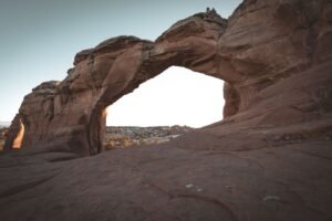 Fenêtre rocheuse au coucher du soleil, dans l’Isalo