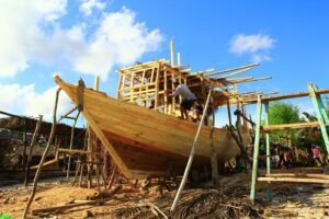 Chantier de goélettes en bois à Belo-sur-Mer