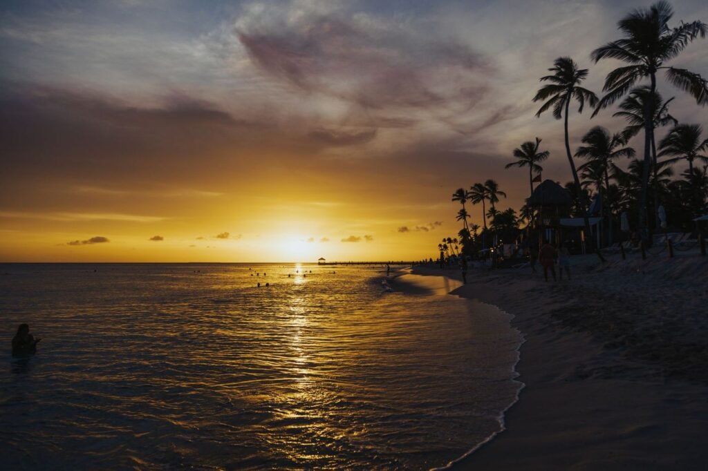 Coucher de soleil sur la plage de Morondava
