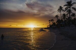 Coucher de soleil sur la plage de Morondava
