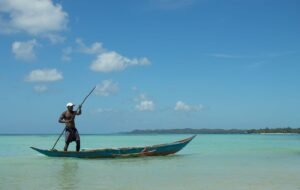 Pêcheur vezo sur sa pirogue à balancier près de Morondava
