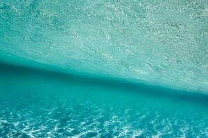 Eau turquoise et limpide d’une piscine naturelle à Sainte-Marie