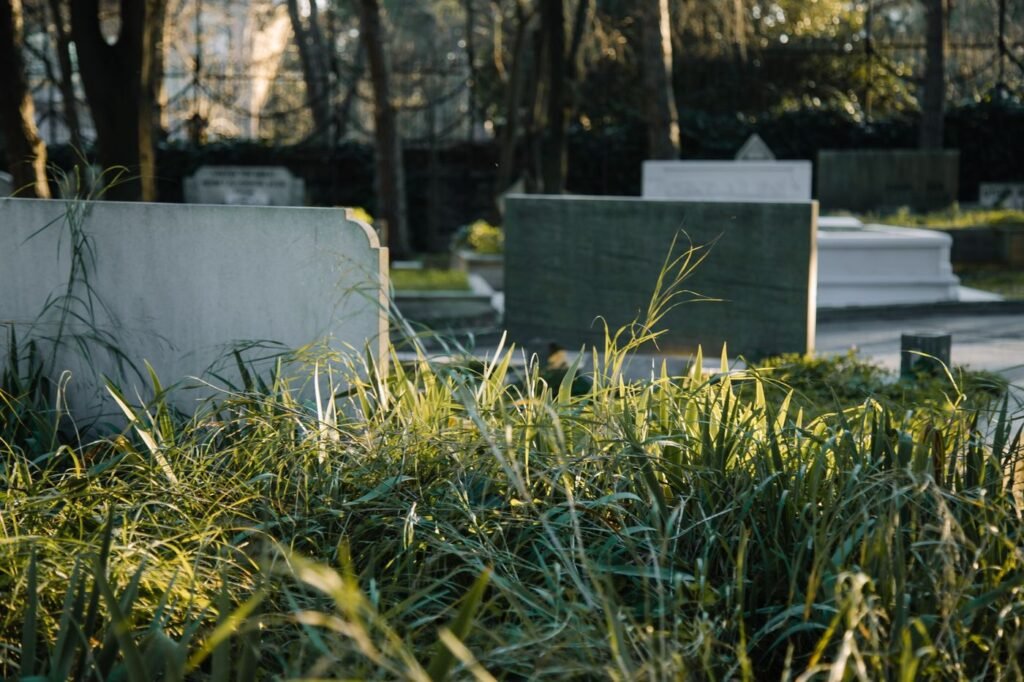 Vieilles tombes d’un cimetière, comme le cimetière des pirates de Sainte-Marie