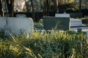 Vieilles tombes d’un cimetière, comme le cimetière des pirates de Sainte-Marie