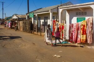 Étals de tissus dans une rue marchande de Madagascar