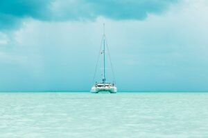 Catamaran sur le lagon turquoise autour de Nosy Be