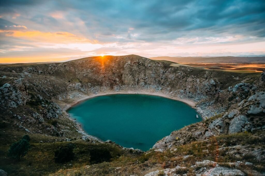 Lac de cratère au coucher du soleil, mont Passot à Nosy Be