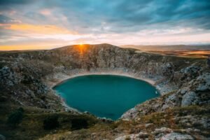 Lac de cratère au coucher du soleil, mont Passot à Nosy Be