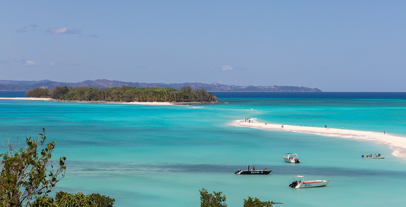 Plage de Nosy Iranja à Nosy Be, sable blanc et lagon turquoise