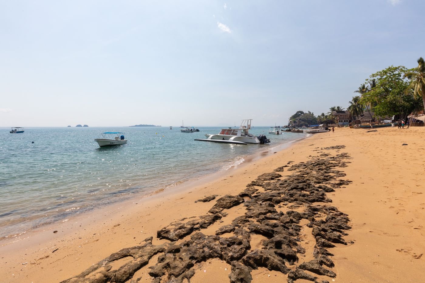 Plage et bateaux à Nosy Komba