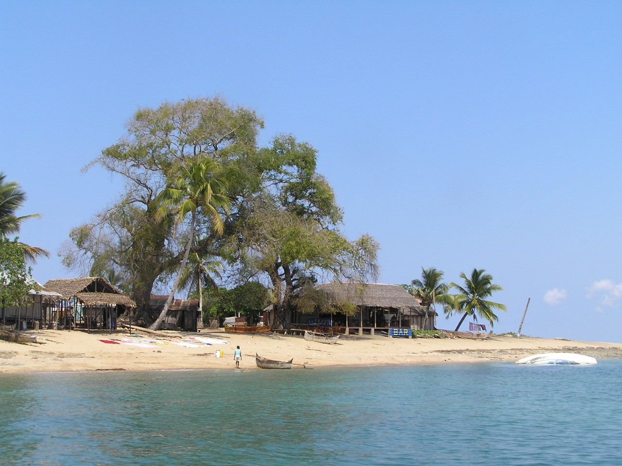 Plage et maisons du village de Nosy Komba