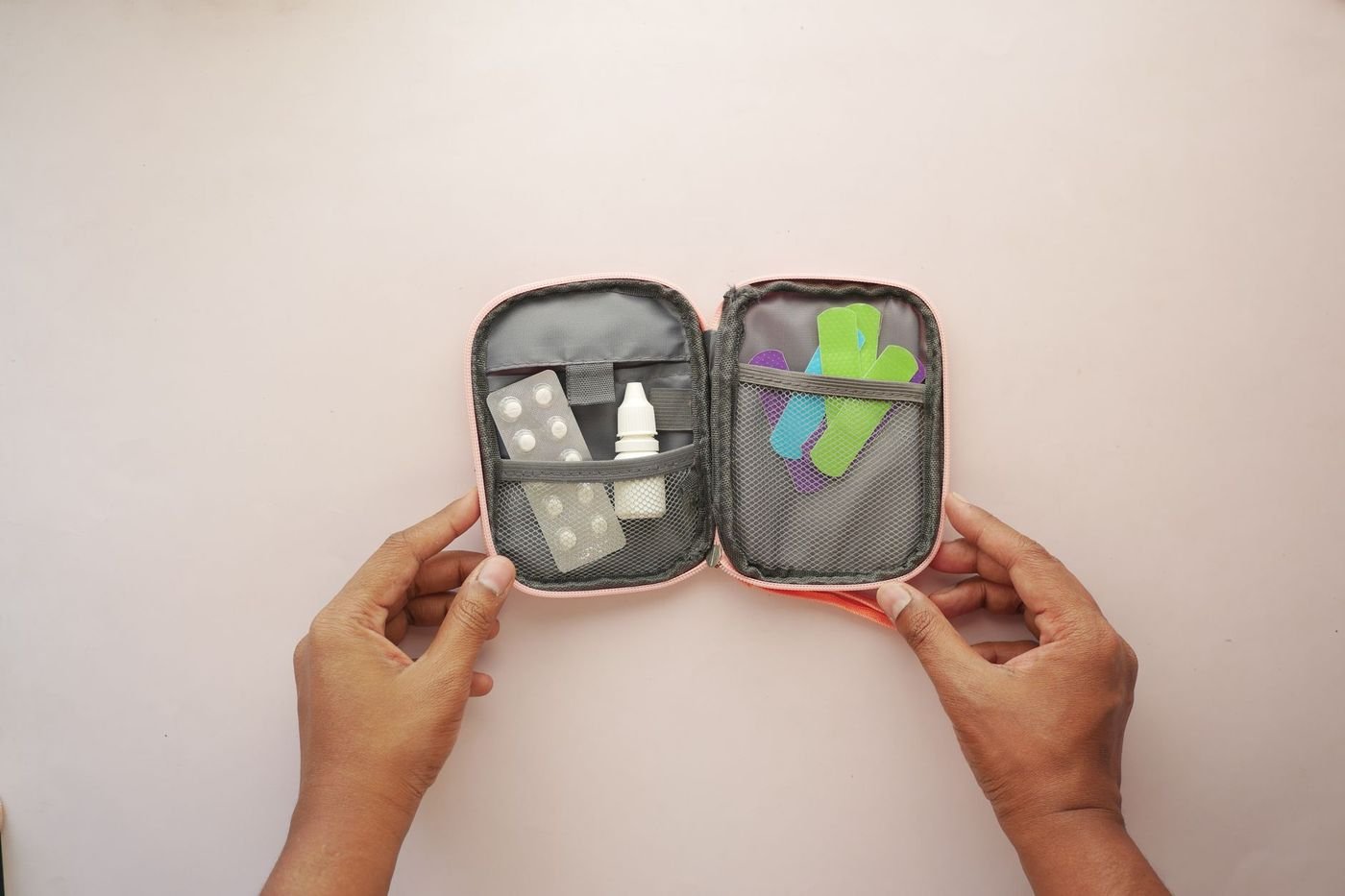 Une trousse de pharmacie de voyage