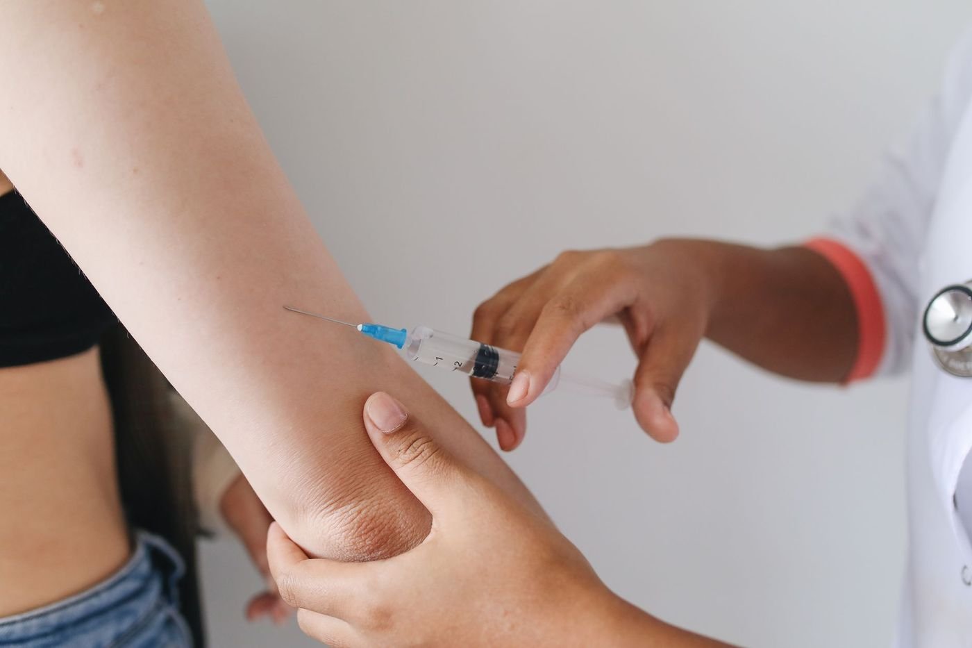 Injection d’un vaccin dans le bras